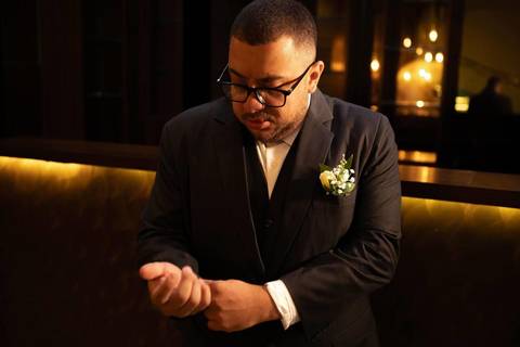 As melhores ideias e inspirações criativas de fotos de casamento registradas por fotógrafos profissionais de eventos da empresa Criativus Foto e Vídeo no Espaço Mansão Zurique: Fotos do Making of do Noivo'