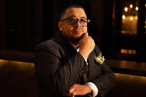 As melhores ideias e inspirações criativas de fotos de casamento registradas por fotógrafos profissionais de eventos da empresa Criativus Foto e Vídeo no Espaço Mansão Zurique: Fotos do Making of do Noivo'