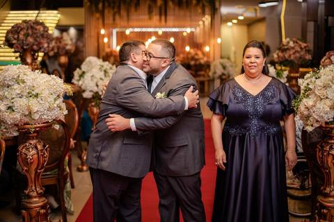 As melhores ideias e inspirações criativas de fotos de casamento registradas por fotógrafos profissionais de eventos da empresa Criativus Foto e Vídeo no Espaço Mansão Zurique: Fotos do momento da cerimônia'