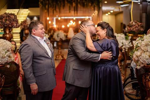 As melhores ideias e inspirações criativas de fotos de casamento registradas por fotógrafos profissionais de eventos da empresa Criativus Foto e Vídeo no Espaço Mansão Zurique: Fotos do momento da cerimônia'