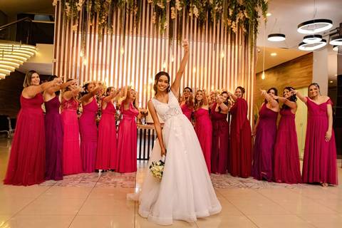 As melhores ideias e inspirações criativas de fotos de casamento registradas por fotógrafos profissionais de eventos da empresa Criativus Foto e Vídeo no Espaço Mansão Zurique: Fotos protocolares com as madrinhas'