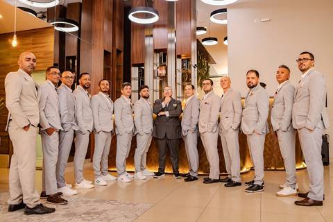 As melhores ideias e inspirações criativas de fotos de casamento registradas por fotógrafos profissionais de eventos da empresa Criativus Foto e Vídeo no Espaço Mansão Zurique: Fotos protocolares com os padrinhos'