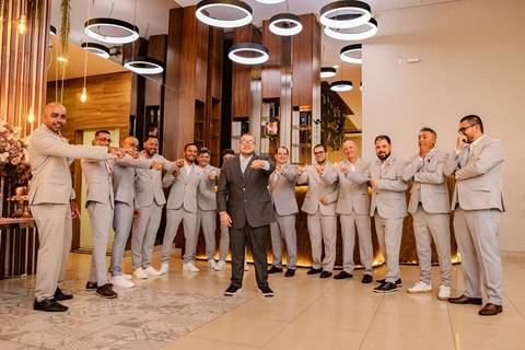 As melhores ideias e inspirações criativas de fotos de casamento registradas por fotógrafos profissionais de eventos da empresa Criativus Foto e Vídeo no Espaço Mansão Zurique: Fotos protocolares com os padrinhos'