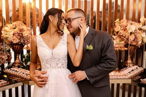 As melhores ideias e inspirações criativas de fotos de casamento registradas por fotógrafos profissionais de eventos da empresa Criativus Foto e Vídeo no Espaço Mansão Zurique: Fotos protocolares apenas os noivos'