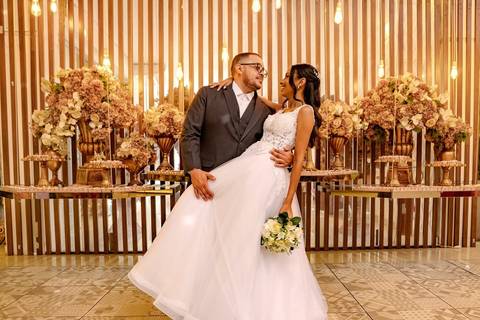 As melhores ideias e inspirações criativas de fotos de casamento registradas por fotógrafos profissionais de eventos da empresa Criativus Foto e Vídeo no Espaço Mansão Zurique: Fotos protocolares apenas os noivos'