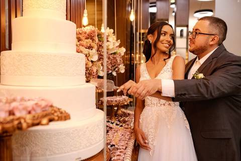 As melhores ideias e inspirações criativas de fotos de casamento registradas por fotógrafos profissionais de eventos da empresa Criativus Foto e Vídeo no Espaço Mansão Zurique: Fotos protocolares apenas os noivos'