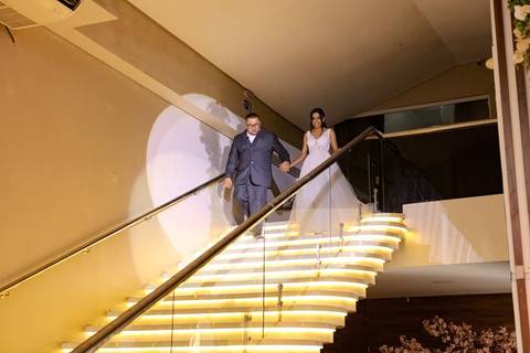 As melhores ideias e inspirações criativas de fotos de casamento registradas por fotógrafos profissionais de eventos da empresa Criativus Foto e Vídeo no Espaço Mansão Zurique: Fotos dos noivos na recepção da festa'