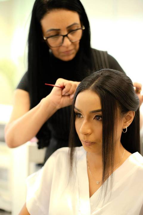 As melhores ideias e inspirações criativas de fotos de casamento registradas por fotógrafos profissionais de eventos da empresa Criativus Foto e Vídeo fotos do making of da noiva no Salão de Beleza Alpha Noivas'