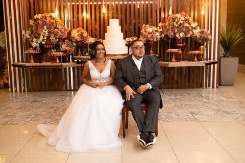 As melhores ideias e inspirações criativas de fotos de casamento registradas por fotógrafos profissionais de eventos da empresa Criativus Foto e Vídeo no Espaço Mansão Zurique: Fotos dos noivos na recepção da festa'