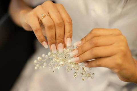 As melhores ideias e inspirações criativas de fotos de casamento registradas por fotógrafos profissionais de eventos da empresa Criativus Foto e Vídeo fotos do making of da noiva no Salão de Beleza Alpha Noivas'