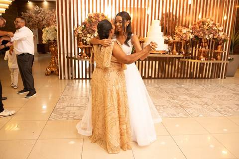 As melhores ideias e inspirações criativas de fotos de casamento registradas por fotógrafos profissionais de eventos da empresa Criativus Foto e Vídeo no Espaço Mansão Zurique: Fotos da noiva na festa'