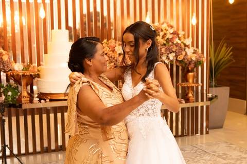 As melhores ideias e inspirações criativas de fotos de casamento registradas por fotógrafos profissionais de eventos da empresa Criativus Foto e Vídeo no Espaço Mansão Zurique: Fotos da noiva na festa'