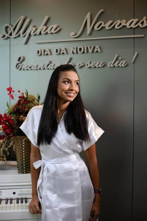 As melhores ideias e inspirações criativas de fotos de casamento registradas por fotógrafos profissionais de eventos da empresa Criativus Foto e Vídeo fotos do making of da noiva no Salão de Beleza Alpha Noivas'