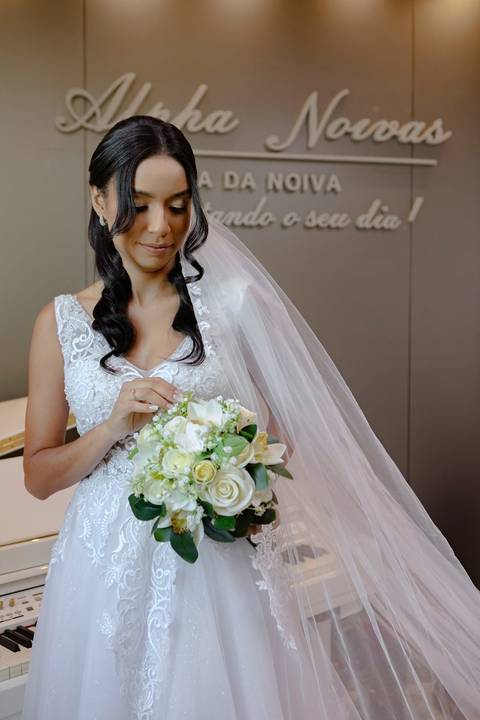 As melhores ideias e inspirações criativas de fotos de casamento registradas por fotógrafos profissionais de eventos da empresa Criativus Foto e Vídeo fotos do making of da noiva no Salão de Beleza Alpha Noivas'