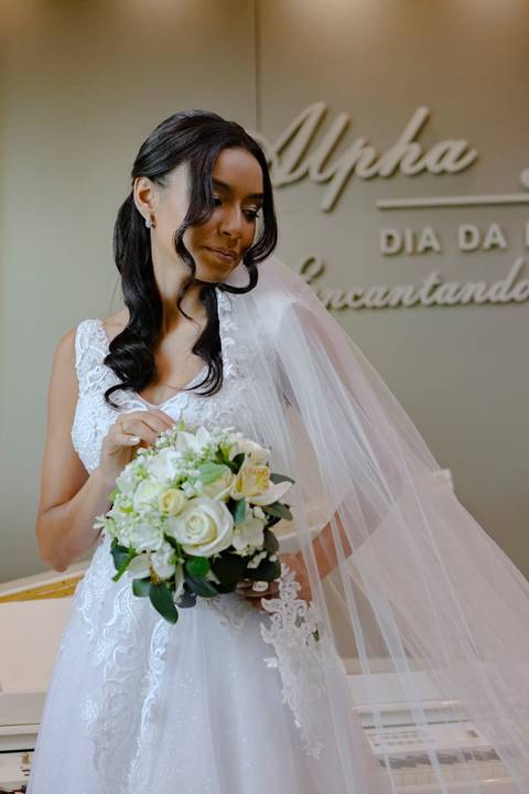 As melhores ideias e inspirações criativas de fotos de casamento registradas por fotógrafos profissionais de eventos da empresa Criativus Foto e Vídeo fotos do making of da noiva no Salão de Beleza Alpha Noivas'