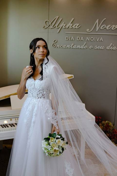 As melhores ideias e inspirações criativas de fotos de casamento registradas por fotógrafos profissionais de eventos da empresa Criativus Foto e Vídeo fotos do making of da noiva no Salão de Beleza Alpha Noivas'