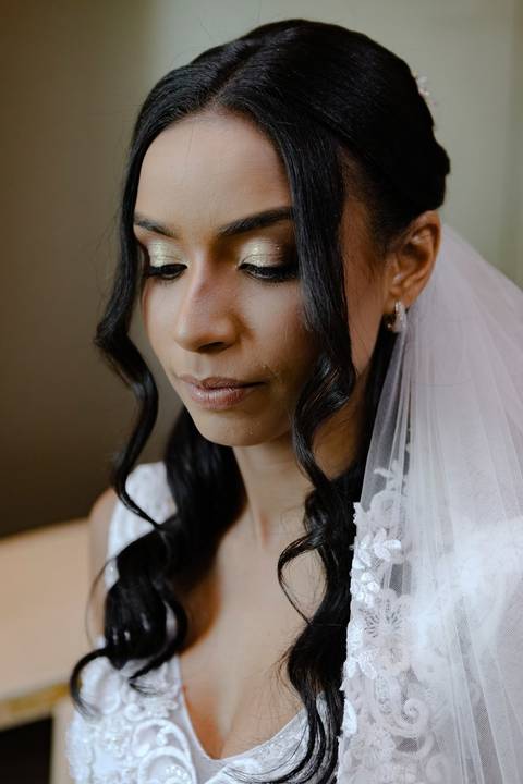 As melhores ideias e inspirações criativas de fotos de casamento registradas por fotógrafos profissionais de eventos da empresa Criativus Foto e Vídeo fotos do making of da noiva no Salão de Beleza Alpha Noivas'