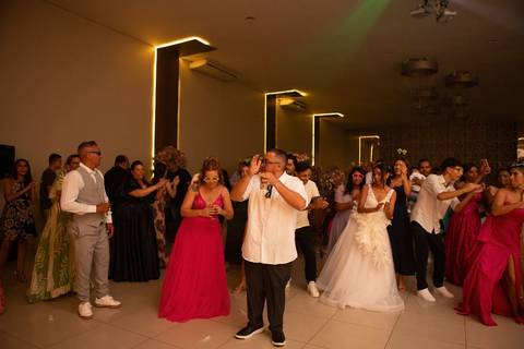 As melhores ideias e inspirações criativas de fotos de casamento registradas por fotógrafos profissionais de eventos da empresa Criativus Foto e Vídeo no Espaço Mansão Zurique: Fotos dos noivos na recepção da festa'