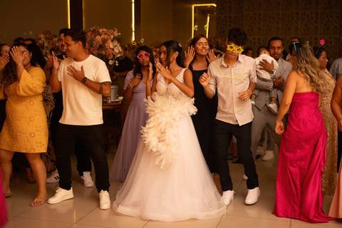 As melhores ideias e inspirações criativas de fotos de casamento registradas por fotógrafos profissionais de eventos da empresa Criativus Foto e Vídeo no Espaço Mansão Zurique: Fotos dos noivos na recepção da festa'