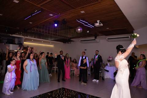 As melhores ideias e inspirações criativas de fotos de casamento registradas por fotógrafos profissionais de eventos da empresa Criativus Foto e Vídeo. Fotos dos noivos espaço Buffet Splash'