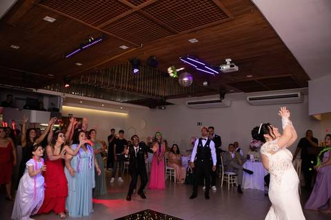 As melhores ideias e inspirações criativas de fotos de casamento registradas por fotógrafos profissionais de eventos da empresa Criativus Foto e Vídeo. Fotos dos noivos espaço Buffet Splash'