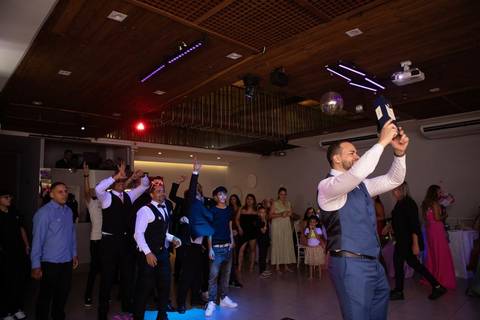 As melhores ideias e inspirações criativas de fotos de casamento registradas por fotógrafos profissionais de eventos da empresa Criativus Foto e Vídeo. Fotos dos noivos espaço Buffet Splash'