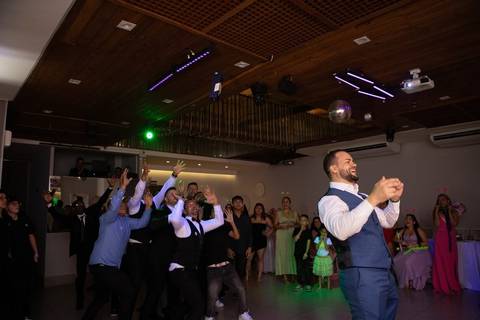 As melhores ideias e inspirações criativas de fotos de casamento registradas por fotógrafos profissionais de eventos da empresa Criativus Foto e Vídeo. Fotos dos noivos espaço Buffet Splash'