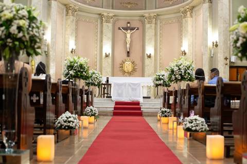 As melhores ideias e inspirações criativas de fotos de casamento registradas por fotógrafos profissionais de eventos da empresa Criativus Foto e Vídeo. Fotos de casamento na Igreja Área Pastoral Regina Mundi'
