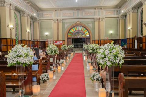 As melhores ideias e inspirações criativas de fotos de casamento registradas por fotógrafos profissionais de eventos da empresa Criativus Foto e Vídeo. Fotos de casamento na Igreja Área Pastoral Regina Mundi'