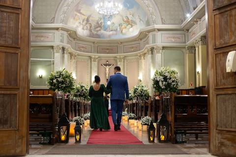 As melhores ideias e inspirações criativas de fotos de casamento registradas por fotógrafos profissionais de eventos da empresa Criativus Foto e Vídeo. Fotos de casamento na Igreja Área Pastoral Regina Mundi, momento da cerimônia.'