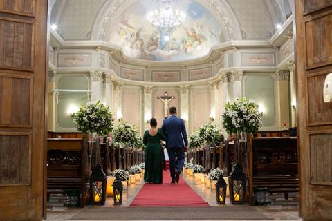 As melhores ideias e inspirações criativas de fotos de casamento registradas por fotógrafos profissionais de eventos da empresa Criativus Foto e Vídeo. Fotos de casamento na Igreja Área Pastoral Regina Mundi, momento da cerimônia.'
