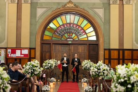 As melhores ideias e inspirações criativas de fotos de casamento registradas por fotógrafos profissionais de eventos da empresa Criativus Foto e Vídeo. Fotos de casamento na Igreja Área Pastoral Regina Mundi, momento da cerimônia.'