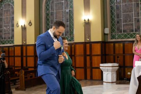 As melhores ideias e inspirações criativas de fotos de casamento registradas por fotógrafos profissionais de eventos da empresa Criativus Foto e Vídeo. Fotos de casamento na Igreja Área Pastoral Regina Mundi, momento da cerimônia.'