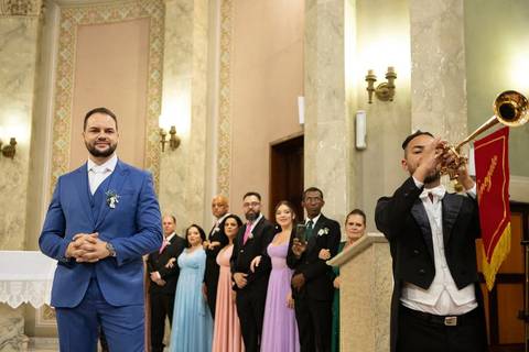 As melhores ideias e inspirações criativas de fotos de casamento registradas por fotógrafos profissionais de eventos da empresa Criativus Foto e Vídeo. Fotos de casamento na Igreja Área Pastoral Regina Mundi, momento da cerimônia.'