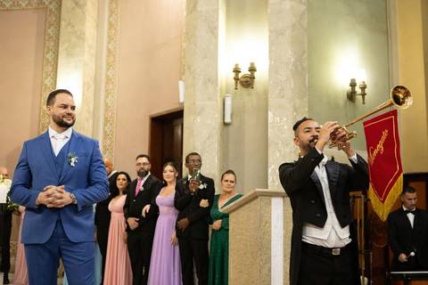 As melhores ideias e inspirações criativas de fotos de casamento registradas por fotógrafos profissionais de eventos da empresa Criativus Foto e Vídeo. Fotos de casamento na Igreja Área Pastoral Regina Mundi, momento da cerimônia.'