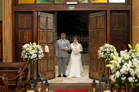 As melhores ideias e inspirações criativas de fotos de casamento registradas por fotógrafos profissionais de eventos da empresa Criativus Foto e Vídeo. Fotos de casamento na Igreja Área Pastoral Regina Mundi, momento da cerimônia.'