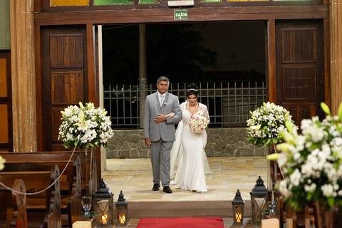 As melhores ideias e inspirações criativas de fotos de casamento registradas por fotógrafos profissionais de eventos da empresa Criativus Foto e Vídeo. Fotos de casamento na Igreja Área Pastoral Regina Mundi, momento da cerimônia.'