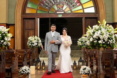 As melhores ideias e inspirações criativas de fotos de casamento registradas por fotógrafos profissionais de eventos da empresa Criativus Foto e Vídeo. Fotos de casamento na Igreja Área Pastoral Regina Mundi, momento da cerimônia.'