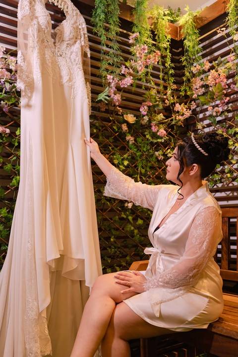 As melhores ideias e inspirações criativas de fotos de casamento registradas por fotógrafos profissionais de eventos da empresa Criativus Foto e Vídeo. Fotos do Making of da noiva no Salão Car Wash'