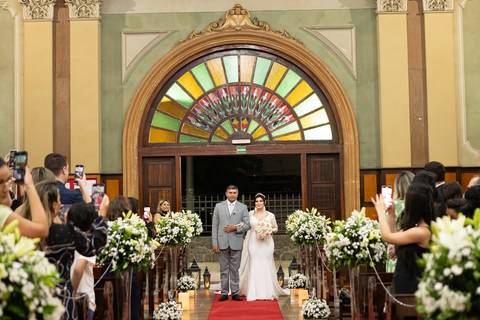 As melhores ideias e inspirações criativas de fotos de casamento registradas por fotógrafos profissionais de eventos da empresa Criativus Foto e Vídeo. Fotos de casamento na Igreja Área Pastoral Regina Mundi, momento da cerimônia.'