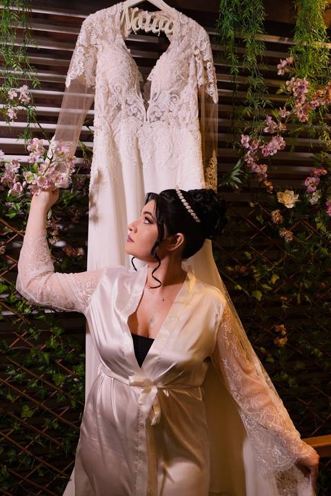 As melhores ideias e inspirações criativas de fotos de casamento registradas por fotógrafos profissionais de eventos da empresa Criativus Foto e Vídeo. Fotos do Making of da noiva no Salão Car Wash'