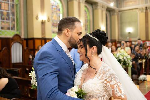 As melhores ideias e inspirações criativas de fotos de casamento registradas por fotógrafos profissionais de eventos da empresa Criativus Foto e Vídeo. Fotos de casamento na Igreja Área Pastoral Regina Mundi, momento da cerimônia.'