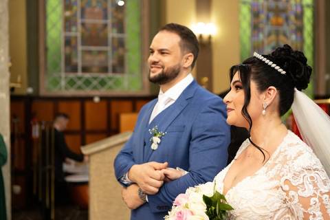 As melhores ideias e inspirações criativas de fotos de casamento registradas por fotógrafos profissionais de eventos da empresa Criativus Foto e Vídeo. Fotos de casamento na Igreja Área Pastoral Regina Mundi, momento da cerimônia.'