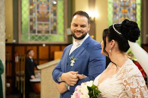 As melhores ideias e inspirações criativas de fotos de casamento registradas por fotógrafos profissionais de eventos da empresa Criativus Foto e Vídeo. Fotos de casamento na Igreja Área Pastoral Regina Mundi, momento da cerimônia.'