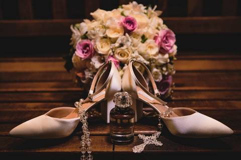 As melhores ideias e inspirações criativas de fotos de casamento registradas por fotógrafos profissionais de eventos da empresa Criativus Foto e Vídeo. Fotos do Making of da noiva no Salão Car Wash'