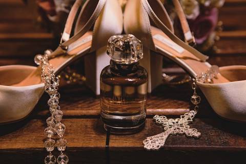 As melhores ideias e inspirações criativas de fotos de casamento registradas por fotógrafos profissionais de eventos da empresa Criativus Foto e Vídeo. Fotos do Making of da noiva no Salão Car Wash'