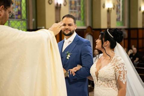 As melhores ideias e inspirações criativas de fotos de casamento registradas por fotógrafos profissionais de eventos da empresa Criativus Foto e Vídeo. Fotos de casamento na Igreja Área Pastoral Regina Mundi, momento da cerimônia.'