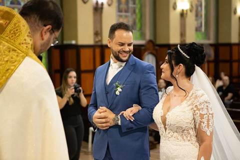 As melhores ideias e inspirações criativas de fotos de casamento registradas por fotógrafos profissionais de eventos da empresa Criativus Foto e Vídeo. Fotos de casamento na Igreja Área Pastoral Regina Mundi, momento da cerimônia.'