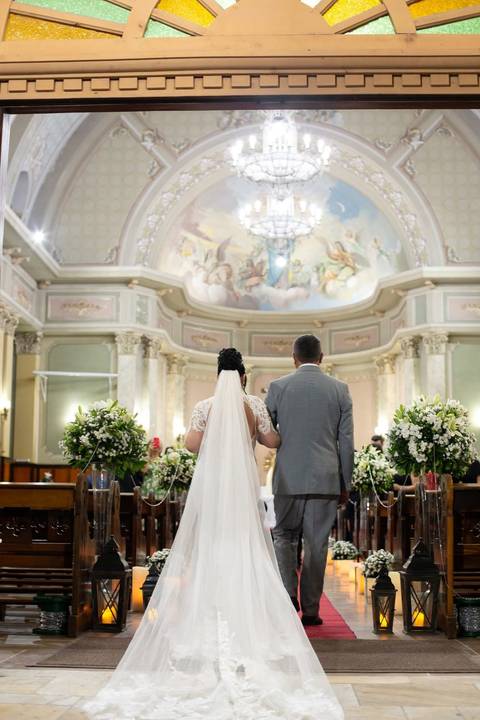 As melhores ideias e inspirações criativas de fotos de casamento registradas por fotógrafos profissionais de eventos da empresa Criativus Foto e Vídeo. Fotos de casamento na Igreja Área Pastoral Regina Mundi, momento da cerimônia.'