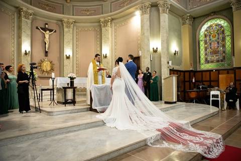 As melhores ideias e inspirações criativas de fotos de casamento registradas por fotógrafos profissionais de eventos da empresa Criativus Foto e Vídeo. Fotos de casamento na Igreja Área Pastoral Regina Mundi, momento da cerimônia.'